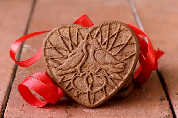 Biscoitos de chocolate em forma de coração, símbolo do amor — Fotografia de Stock