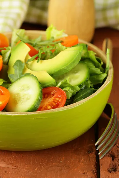 Gemüsesalat mit Avocado und Tomaten im rustikalen Stil — Stockfoto