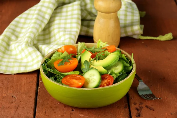 Salada de legumes com abacate e tomates em estilo rústico — Fotografia de Stock