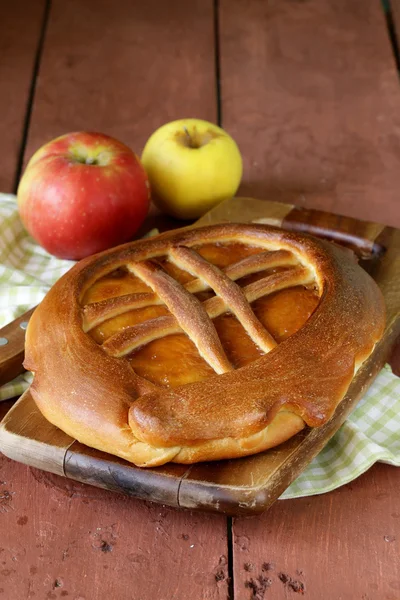 Домашний яблочный пирог на деревянном столе в деревенском стиле — стоковое фото