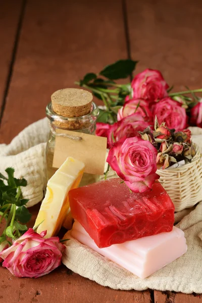 Sapone fatto a mano con il profumo delle rose su un tavolo di legno — Foto Stock