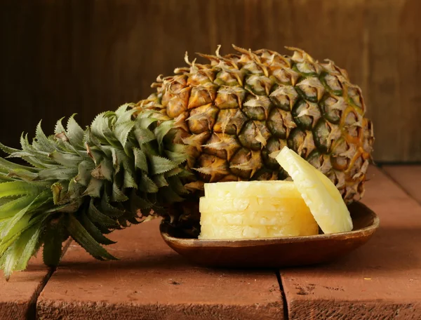 Dessert ananas gesneden op een houten bord — Stockfoto