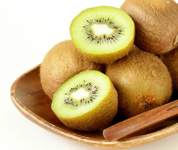 Kiwi maduro dulce fresco de las frutas tropicales en el plato de madera — Foto de Stock