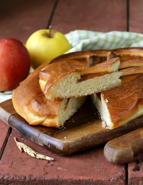 Torta de maçã caseira em uma mesa de madeira estilo rústico — Fotografia de Stock