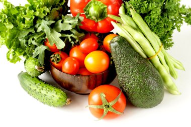 çeşitli sebzeler (avokado, salatalık, maydanoz, biber, domates)