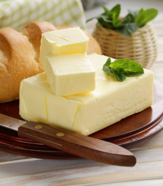 ahşap oyun tahtası kahvaltıda taze tereyağı parçası