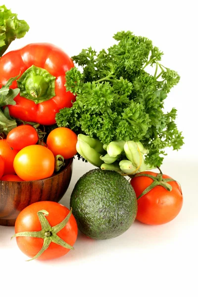 Verschiedenes Gemüse (Avocado, Gurken, Petersilie, Paprika, Tomaten)) — Stockfoto