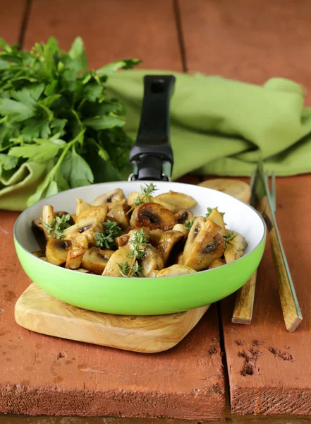 Cogumelos de champignon fritos com tomilho em uma panela — Fotografia de Stock