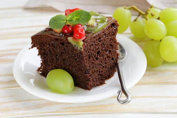 Pastel de brownie de chocolate decorado con diferentes frutas — Foto de Stock