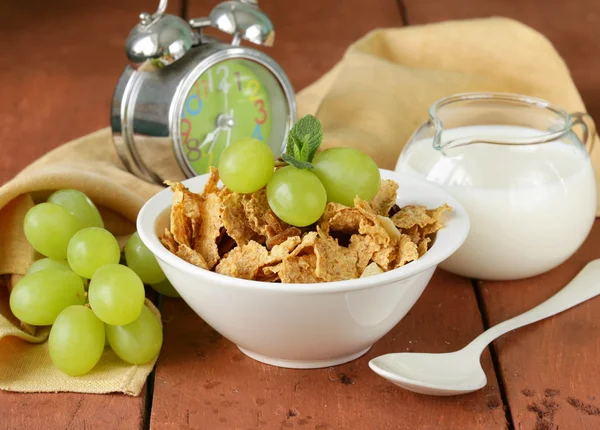 Zdrowe śniadanie musli z mlekiem i zielone winogrona — Zdjęcie stockowe