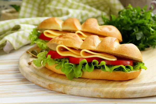 Panino fresco con verdure, insalata verde e formaggio — Foto Stock