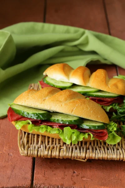 Sanduíche fresco com carne defumada, pepino e alface — Fotografia de Stock