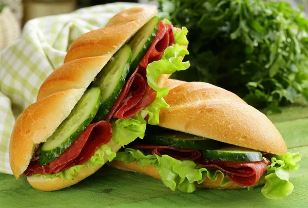 Свіжий бутерброд з копченим м'ясом, огірком та салатом — стокове фото
