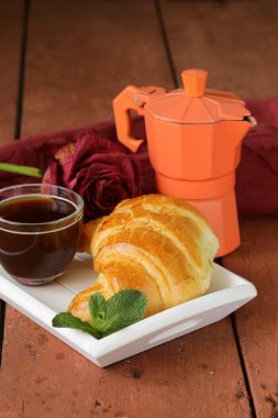 zarif kahve molası ya da kahvaltı fincan kahve ve kruvasan우아한 커피 브레이크 또는 아침 한잔의 커피와 크로