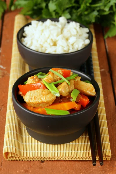 Stir-Fry chicken with vegetables in sweet and sour sauce — Stock Photo, Image