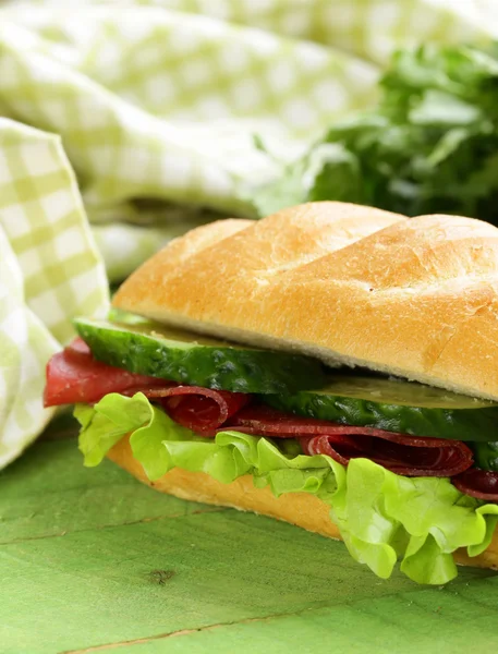 Frisches Sandwich mit geräuchertem Fleisch, Gurken und Salat — Stockfoto