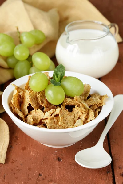 Healthy breakfast of muesli with milk and green grapes — Stock Photo, Image