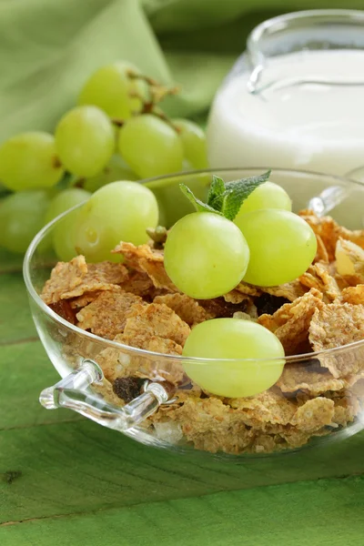 Healthy breakfast of muesli with milk and green grapes — Stock Photo, Image