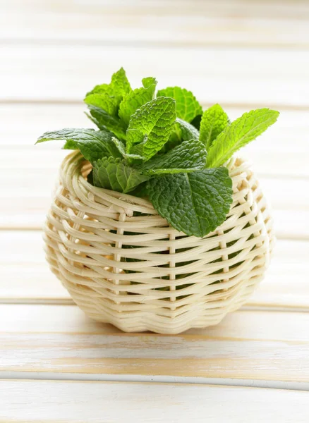 Bouquet de menthe verte fraîche sur table en bois blanc — Photo