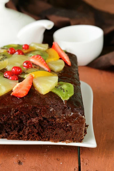 Pastel de brownie de chocolate decorado con diferentes frutas — Foto de Stock