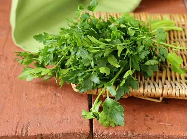 Frische grüne, biologische Petersilie auf Holztisch — Stockfoto