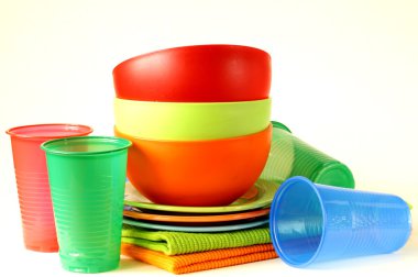 renkli plastik sofra (kupa, kase, tabak)