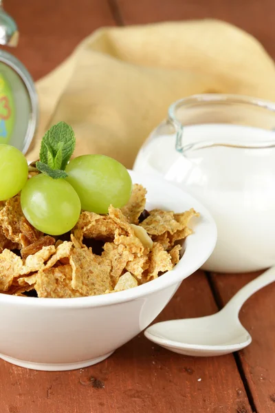 Zdravá snídaně müsli s mlékem a zelené hrozny — Stock fotografie