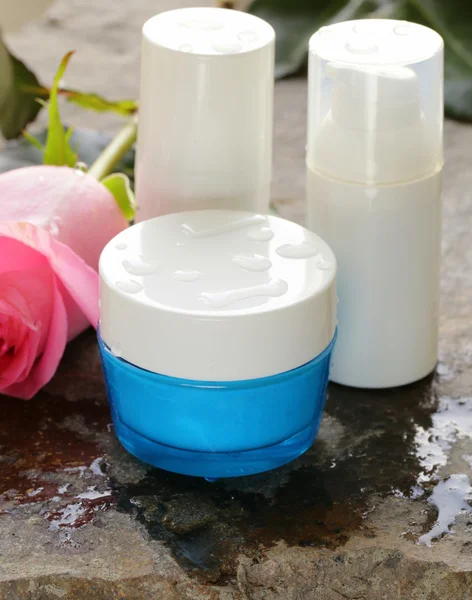 Assortment of jars creams lotion with flowers - organic cosmetics — Stock Photo, Image