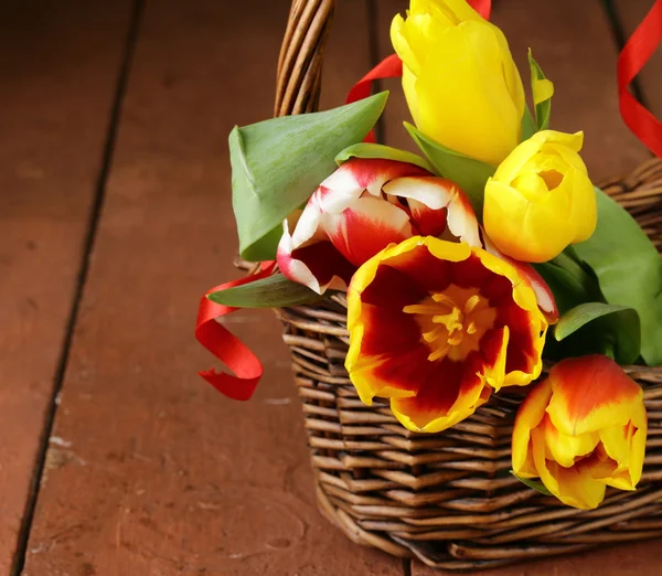 Flores de tulipanes de primavera sobre fondo de madera —  Fotos de Stock