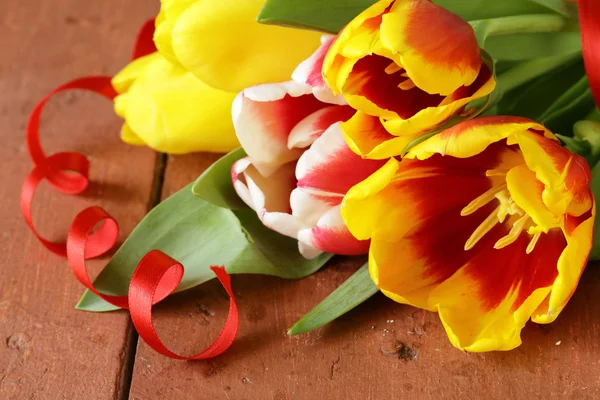 Tulipany wiosną na tle drewniane — Zdjęcie stockowe