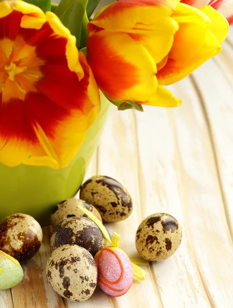 Paskalya bahar ile natürmort laleler ve bıldırcın yumurtası ahşap zemin çiçek — Stok fotoğraf