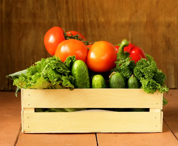 एक लकड़ी के बक्से में विभिन्न सब्जियां (टमाटर, कबूतर, सलाद ) — स्टॉक फ़ोटो, इमेज
