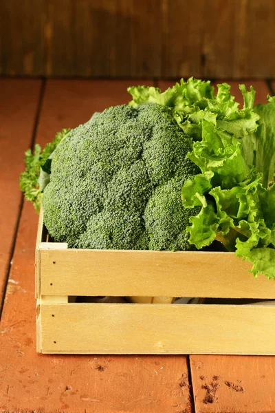 Brokoli lahana ve marul bir ahşap kutu — Stok fotoğraf