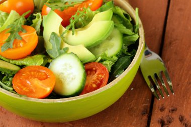 avokado ve rustik tarzda domates sebze salatası