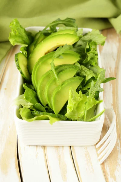 Grüner Salat mit Avocado und Rucola in einer weißen Schüssel — Stockfoto
