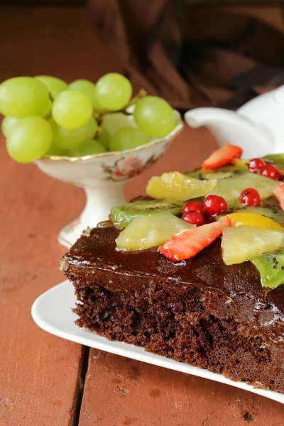 Pastel de brownie de chocolate decorado con diferentes frutas — Foto de Stock