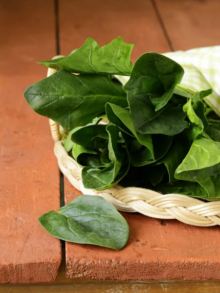 Fresh green spinach leaves on a wooden table — Stock Photo, Image