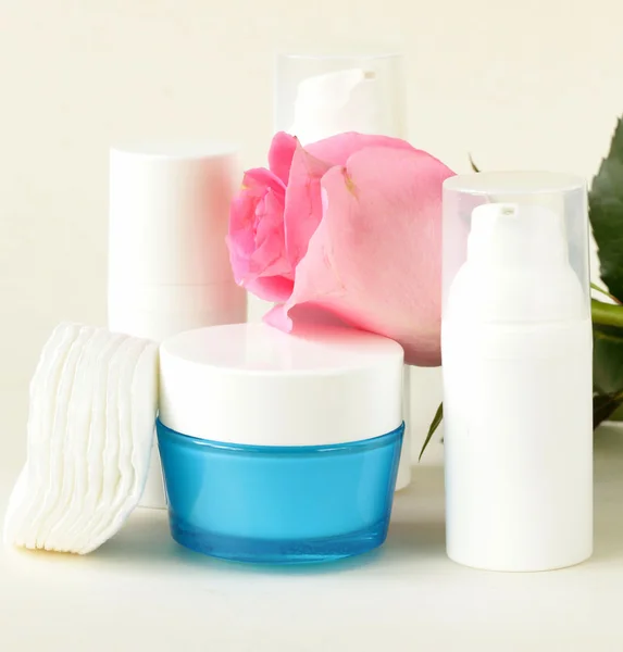 Ассортимент кремов для банок с цветами - органическая косметика — стоковое фото