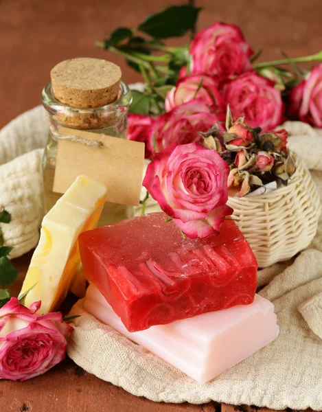 Ręcznie robione mydło z zapachem róż na drewnianym stołem — Zdjęcie stockowe