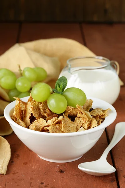 Desayuno saludable de muesli con leche y uvas verdes —  Fotos de Stock