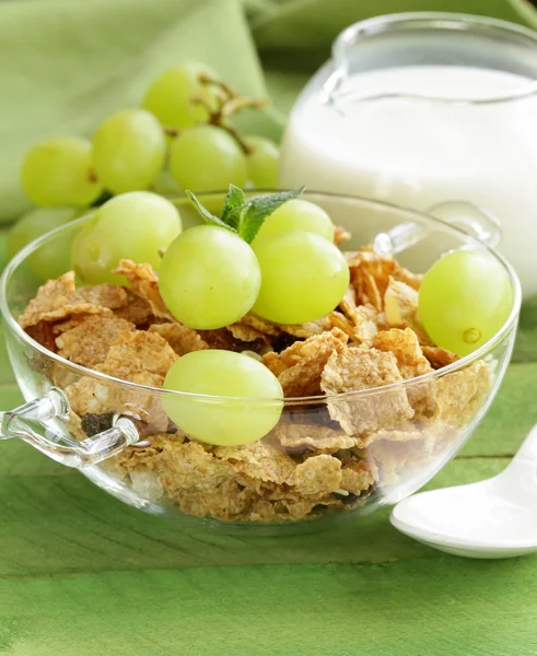 Müsli süt ve Yeşil üzüm ile sağlıklı bir kahvaltı — Stok fotoğraf