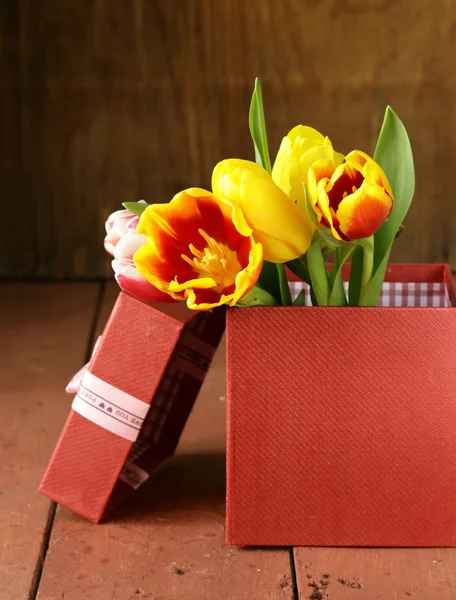 Flores de tulipanes de primavera sobre fondo de madera — Foto de Stock