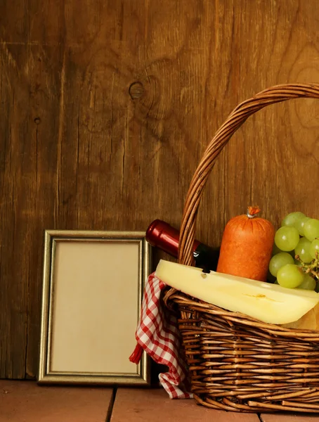 Cesto de piquenique - vinho, fruta, queijo e salsicha — Fotografia de Stock