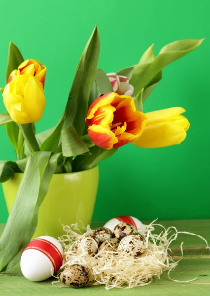 Naturaleza muerta de Pascua con flores de primavera tulipanes y huevos de codorniz sobre un fondo de madera —  Fotos de Stock