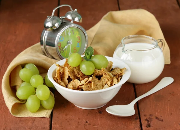 Müsli süt ve Yeşil üzüm ile sağlıklı bir kahvaltı — Stok fotoğraf