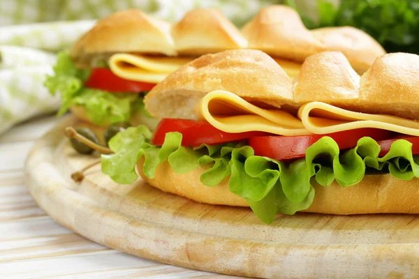 Fresh sandwich with vegetables, green salad and cheese — Stock Photo, Image