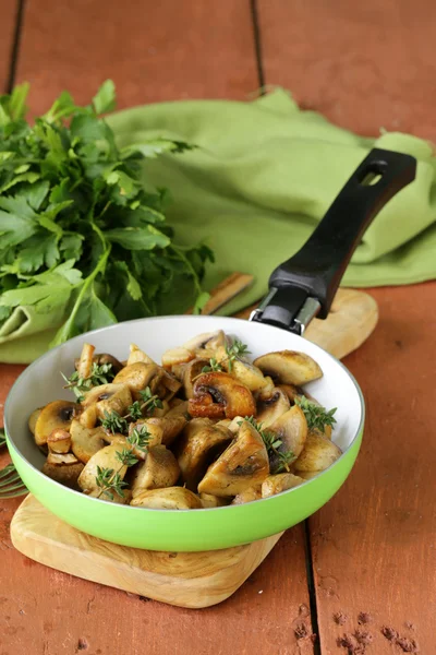 Cogumelos de champignon fritos com tomilho em uma panela — Fotografia de Stock