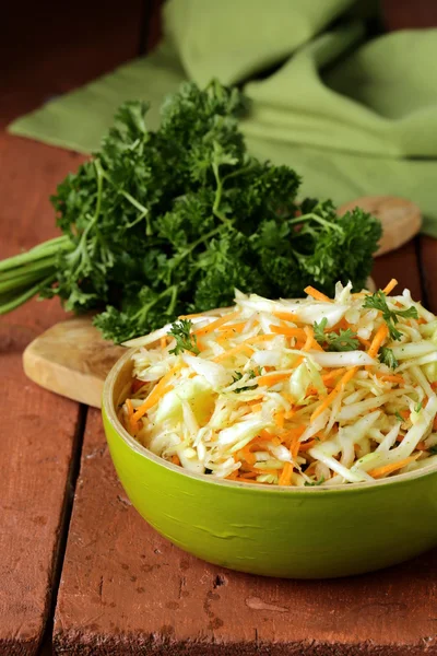 Traditioneller Krautsalat (Kohlsalat, Karotten und Mayonnaise)) — Stockfoto