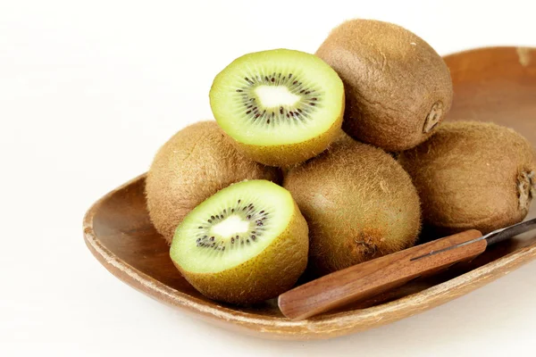 Kiwi maduro dulce fresco de las frutas tropicales en el plato de madera — Foto de Stock