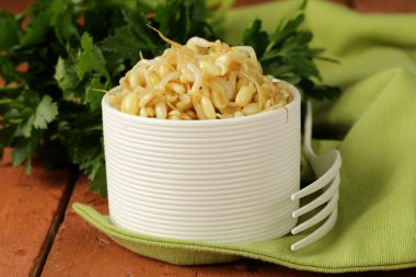 Beyaz bir kase filizlenmiş mung fasulye salatası